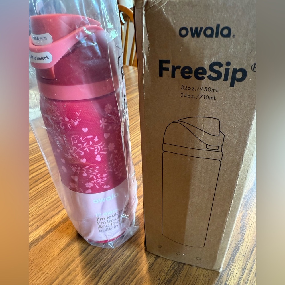 Owala FreeSip 32oz Insulated SS Water Bottle in Love Letter, New with box